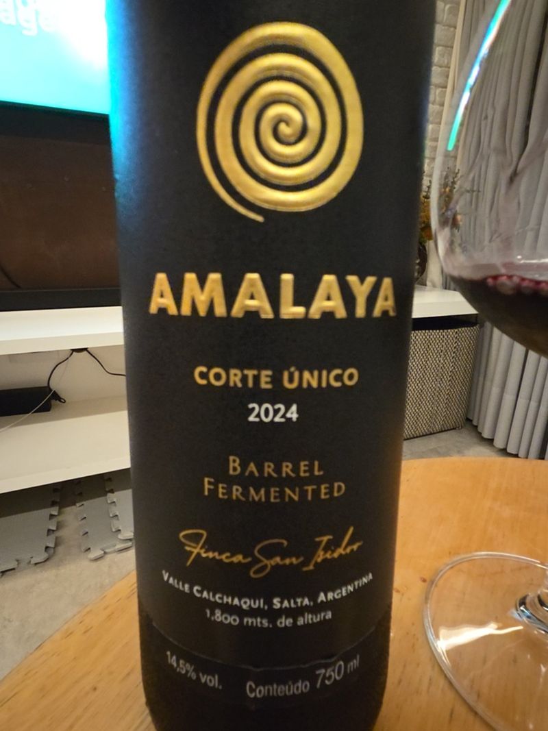 Amalaya Corte Único 2024 na mesa do ale.monteiro, com o copo ao lado
