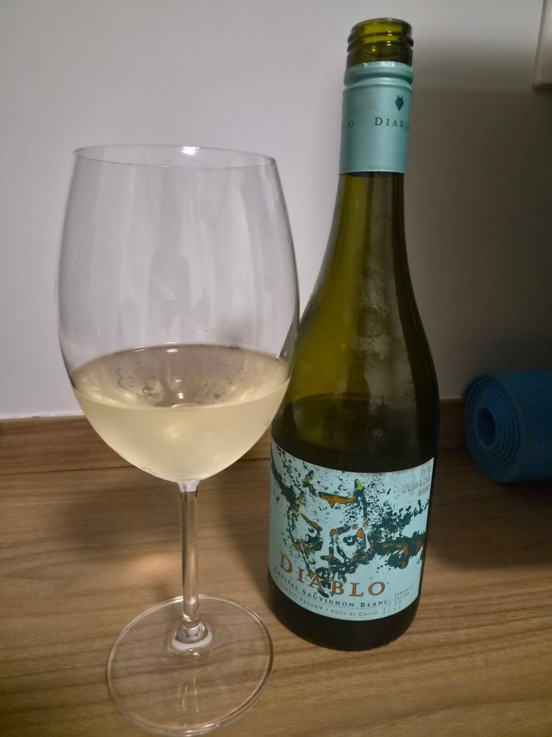 Diablo Crystal Sauvignon Blanc na mesa da andressa