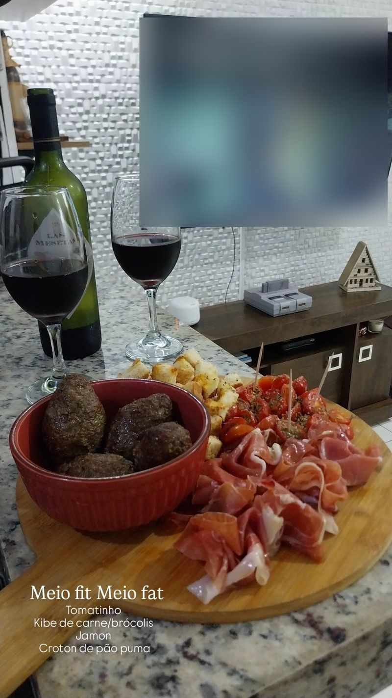 Las Mesetas Merlot na mesa da loren.rezende, com a tábua de petiscos